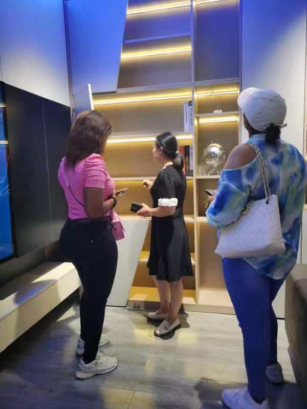 Victorine dans un showroom fournisseur en Chine