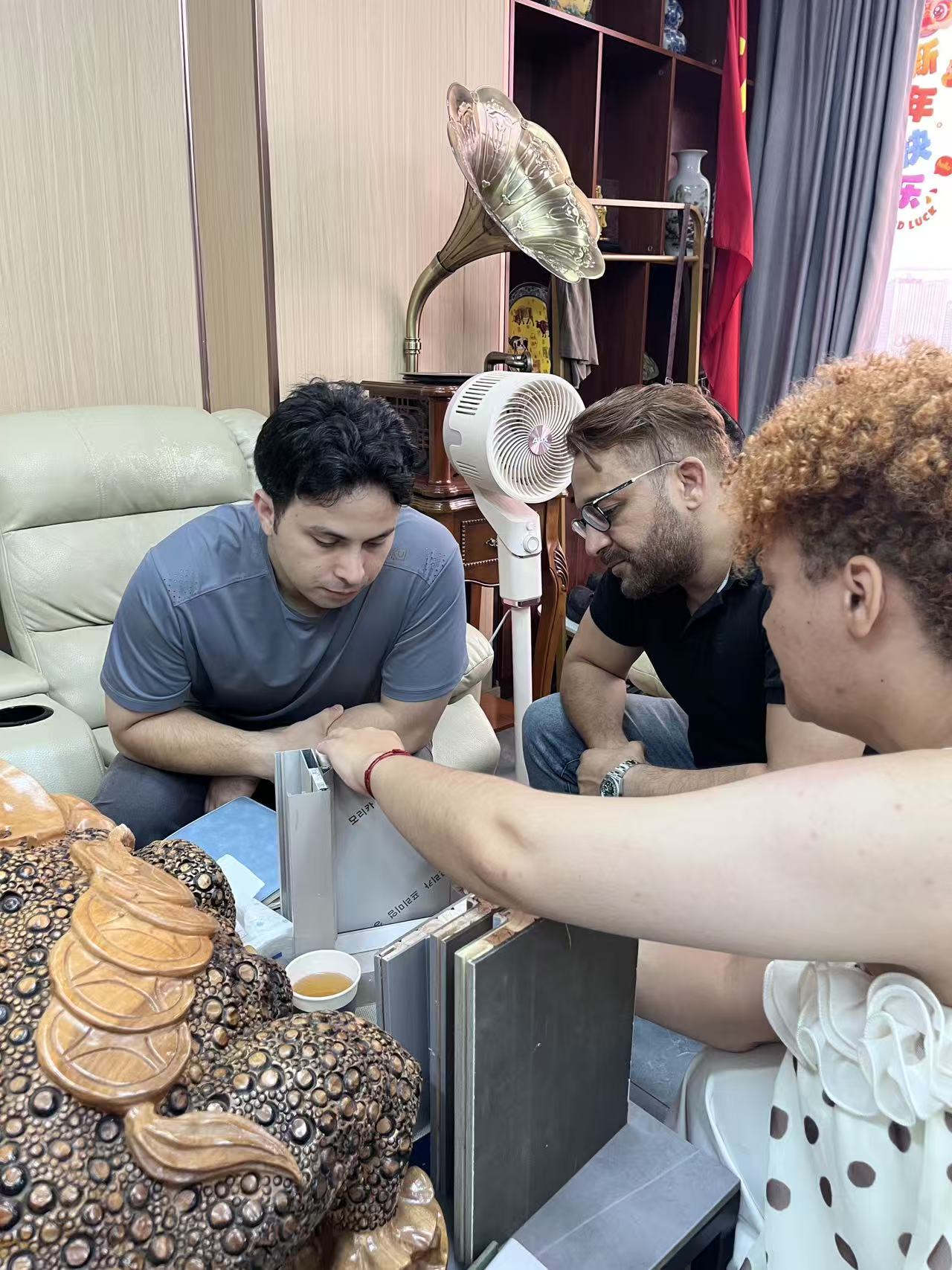 Discussion avec des clients autour d’échantillons de matériaux en Chine
