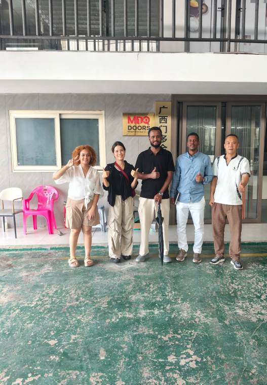 Lily avec des clients lors d’une visite chez un fournisseur de portes en Chine